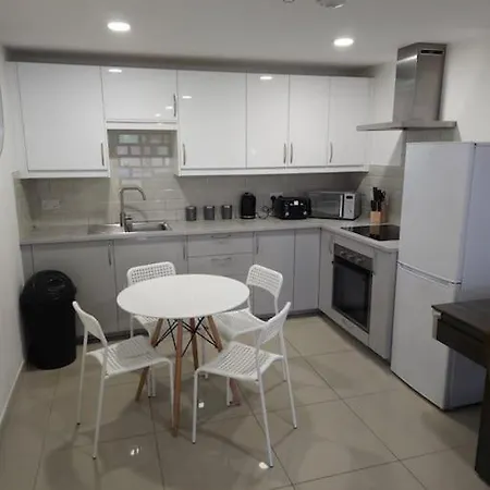 3 Bed Samara Cosy With Pool Table Apartment *
