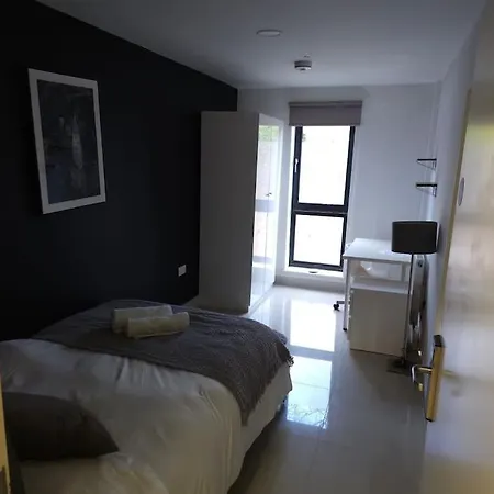 3 Bed Samara Cosy With Pool Table Apartment Leeds (West Yorkshire)