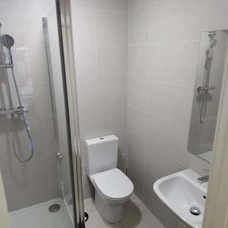 3 Bed Samara Cosy With Pool Table Leeds (West Yorkshire)