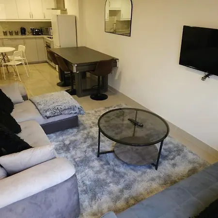 3 Bed Samara Cosy With Pool Table Apartment